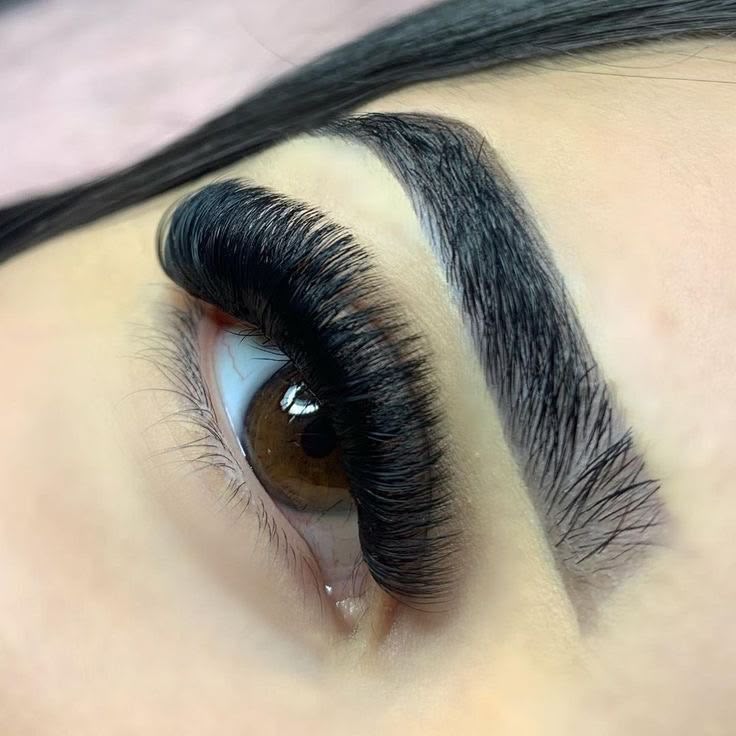 Wanja Lashes Holder 1